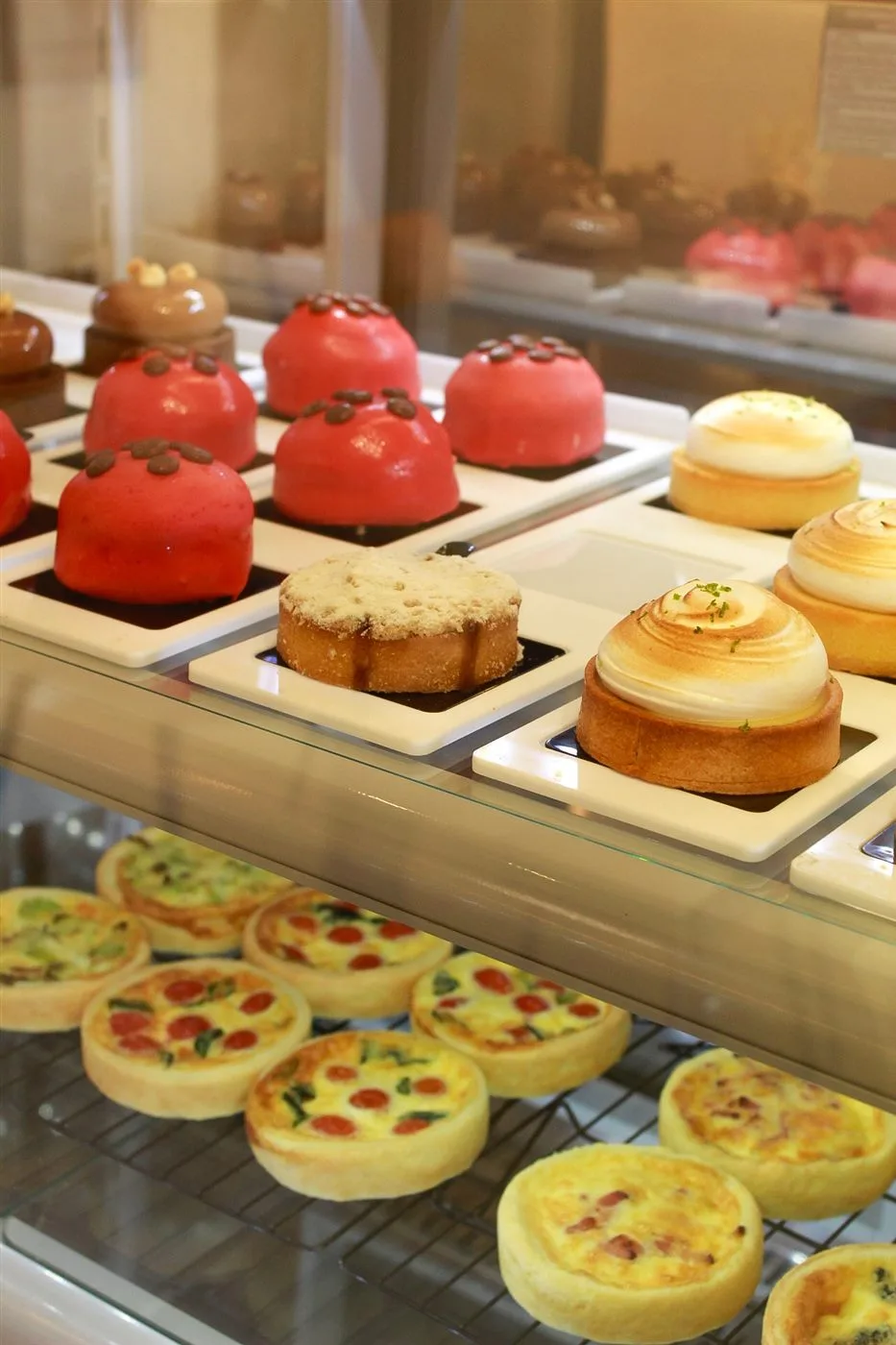 Entremets e doces de vitrine da confeitaria Fafa