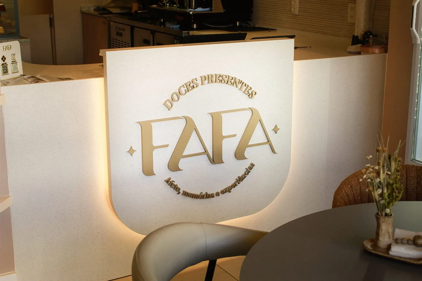Balcão com o logo Fafa